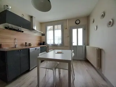 Cuisine ou kitchenette dans l'établissement gite de la tour carrée