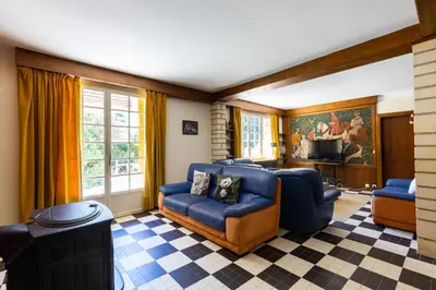 Coin salon dans l'établissement Le Gite du Chevreuil, 200 Mètres de BEAUVAL