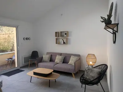 Coin salon dans l'établissement Maison Jean-Moulin, jardin, spacieuse, 24h Mans, zoo, Prytanée, 3 chbres, 6 pers