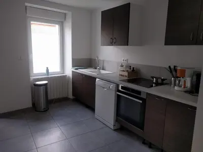 Cuisine ou kitchenette dans l'établissement Maison Jean-Moulin, jardin, spacieuse, 24h Mans, zoo, Prytanée, 3 chbres, 6 pers