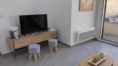 Télévision ou salle de divertissement dans l'établissement Maison Jean-Moulin, jardin, spacieuse, 24h Mans, zoo, Prytanée, 3 chbres, 6 pers