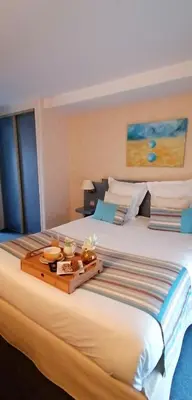 Un ou plusieurs lits dans un hébergement de l'établissement Logis Hôtel Le Pélican & son restaurant