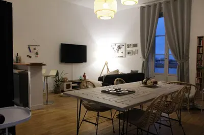 Télévision ou salle de divertissement dans l'établissement Appartement vue imprenable sur la Loire !!!