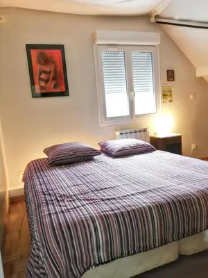 Un ou plusieurs lits dans un hébergement de l'établissement Villa élégante à Château-la-Vallière avec piscine privée