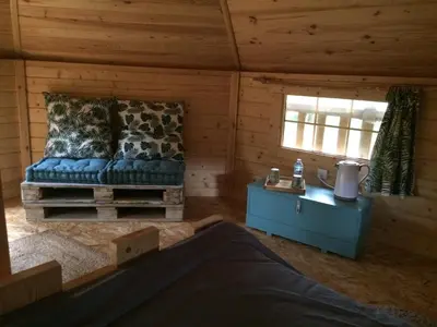 Coin salon dans l'établissement CABANE DANS LES ARBRES