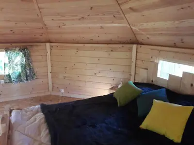 Coin salon dans l'établissement CABANE DANS LES ARBRES