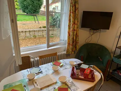 Télévision ou salle de divertissement dans l'établissement Le Moulin Bleu