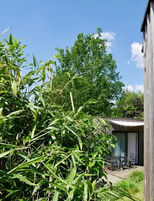 Jardin de l'établissement Les Cabanes de Do