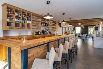 Salon ou bar de l'établissement L'Auberge du Croissant