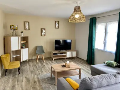 Télévision ou salle de divertissement dans l'établissement Gîte Eucalyptus