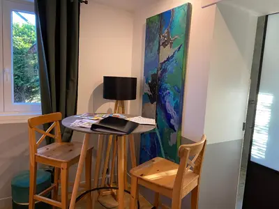 Télévision ou salle de divertissement dans l'établissement Les logis du forgeron-Gites avec piscine près d'Angers