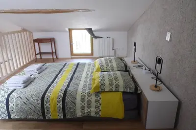 Un ou plusieurs lits dans un hébergement de l'établissement Maisonnette climatisée avec parking privé