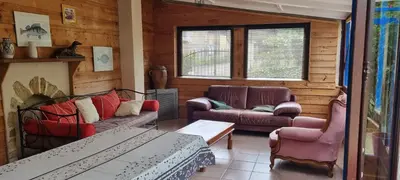 Coin salon dans l'établissement Grand gîte à la campagne