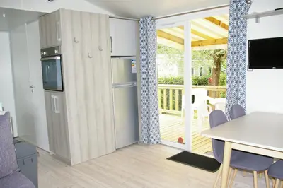 Cuisine ou kitchenette dans l'établissement MOBIL HOME 6/8 places