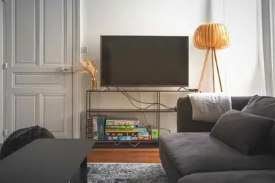 Télévision ou salle de divertissement dans l'établissement La Demeure de Chemonton