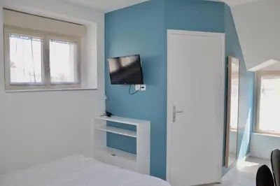 Télévision ou salle de divertissement dans l'établissement La petite maison 3