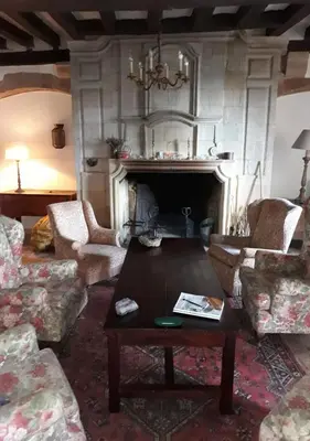 Coin salon dans l'établissement Le Castel