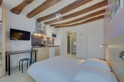 Cuisine ou kitchenette dans l'établissement La petite maison 4