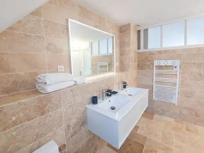 Salle de bains dans l'établissement Le Huis Clos