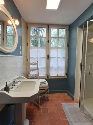 Salle de bains dans l'établissement Manoir du Bellay