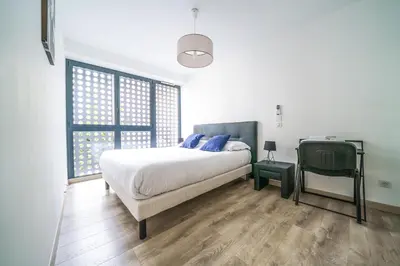 Un ou plusieurs lits dans un hébergement de l'établissement Maison d'architecte centre Tours jardin, climatisation, parking 5 p