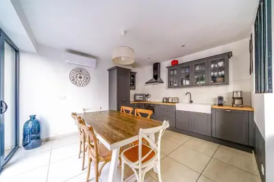 Cuisine ou kitchenette dans l'établissement Maison d'architecte centre Tours jardin, climatisation, parking 5 p