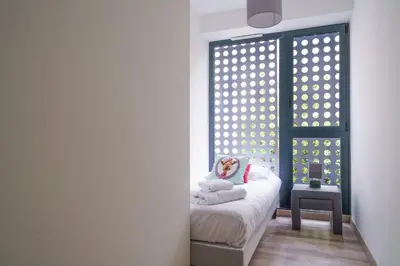 Un ou plusieurs lits dans un hébergement de l'établissement Maison d'architecte centre Tours jardin, climatisation, parking 5 p