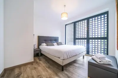 Un ou plusieurs lits dans un hébergement de l'établissement Maison d'architecte centre Tours jardin, climatisation, parking 5 p