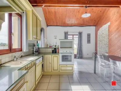 Cuisine ou kitchenette dans l'établissement maison blanche piscine et petit déjeuner