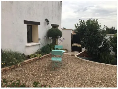 Jardin de l'établissement maison blanche piscine et petit déjeuner