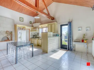 Cuisine ou kitchenette dans l'établissement maison blanche piscine et petit déjeuner