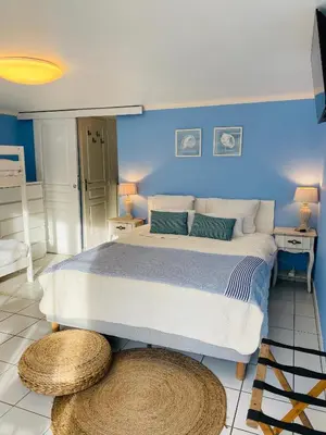 Un ou plusieurs lits dans un hébergement de l'établissement Les Mariniers Chambres d'Hôtes avec aire de jeux proche du ZooParc de Beauval - Spa nordique en option