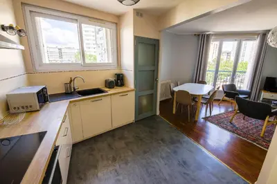 Cuisine ou kitchenette dans l'établissement Appartement Rousseau - Centre Ville 5 minutes GARE