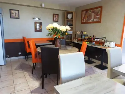 Coin salon dans l'établissement Logis hôtel Les Confins du perche