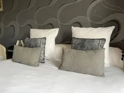 Un ou plusieurs lits dans un hébergement de l'établissement Logis hôtel Les Confins du perche