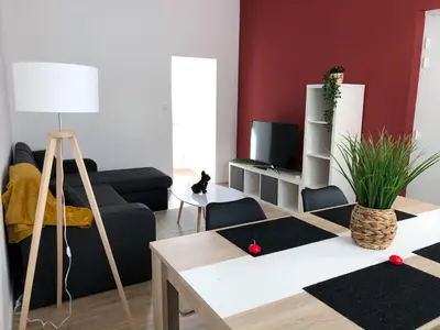 Télévision ou salle de divertissement dans l'établissement Grand appartement fonctionnel proche centre-ville
