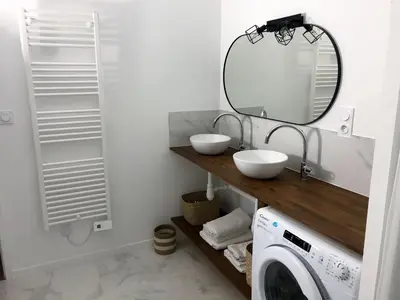 Salle de bains dans l'établissement Grand appartement fonctionnel proche centre-ville