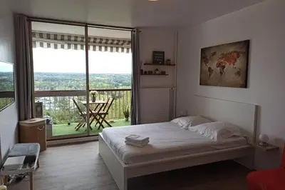 Un ou plusieurs lits dans un hébergement de l'établissement Studio Charmant avec vue magnifique!