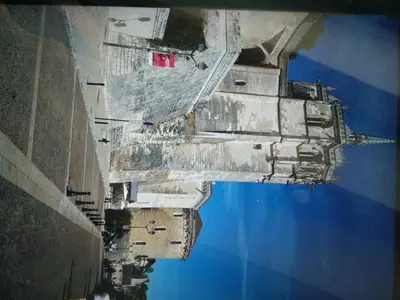 Vue panoramique sur l'établissement Le Pigeonnier, maison de charme au pied du château