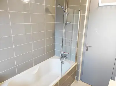 Salle de bains dans l'établissement Maison avec jardin en centre ville - proche gare et circuit 24h du mans