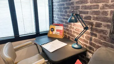 Coin salon dans l'établissement L'Atelier velours