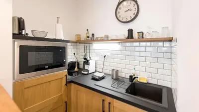 Cuisine ou kitchenette dans l'établissement L'Atelier velours