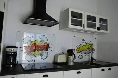 Cuisine ou kitchenette dans l'établissement Au pied du château