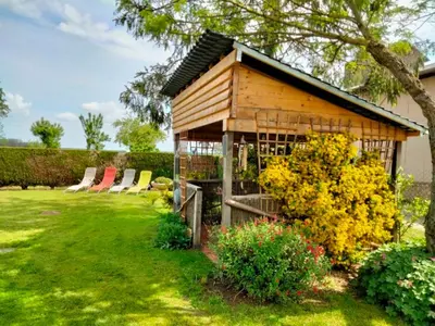 Jardin de l'établissement Gîte confort aux portes des châteaux, jardin, terrasse, WIFI, vélos, proche A85 et balades nature - FR-1-381-502