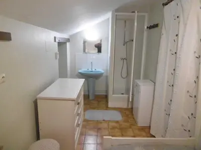 Salle de bains dans l'établissement Maison familiale avec jardin clos, proche des activités et loisirs, internet inclus - FR-1-410-129