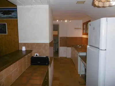 Cuisine ou kitchenette dans l'établissement Maison familiale avec jardin clos, proche des activités et loisirs, internet inclus - FR-1-410-129