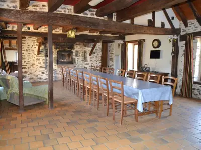 Restaurant ou autre lieu de restauration dans l'établissement Fermette rénovée proche 24H du Mans, 4 ch., grand terrain, idéal familles et animaux acceptés - FR-1-410-133