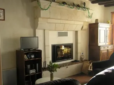Cuisine ou kitchenette dans l'établissement Gîte calme avec piscine chauffée, cheminée, salle de jeux et vélos - parfait pour familles et amis - FR-1-410-141