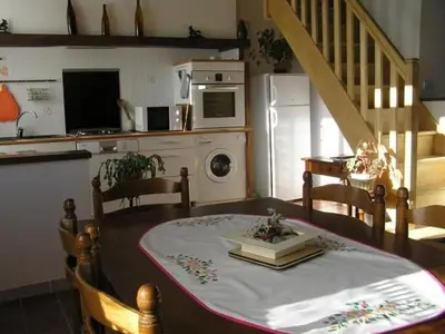 Cuisine ou kitchenette dans l'établissement Gîte calme avec piscine chauffée, cheminée, salle de jeux et vélos - parfait pour familles et amis - FR-1-410-141