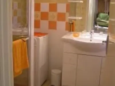 Salle de bains dans l'établissement Gîte Champêtre avec Piscine Chauffée, Cheminée, et Terrasse en Plein Sud - FR-1-410-131